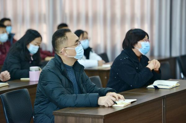 3老师们认真听讲并做好记录